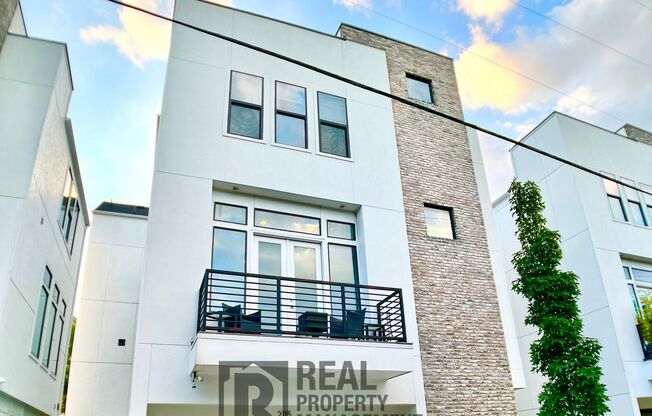 Luxurious Three Story Townhome!