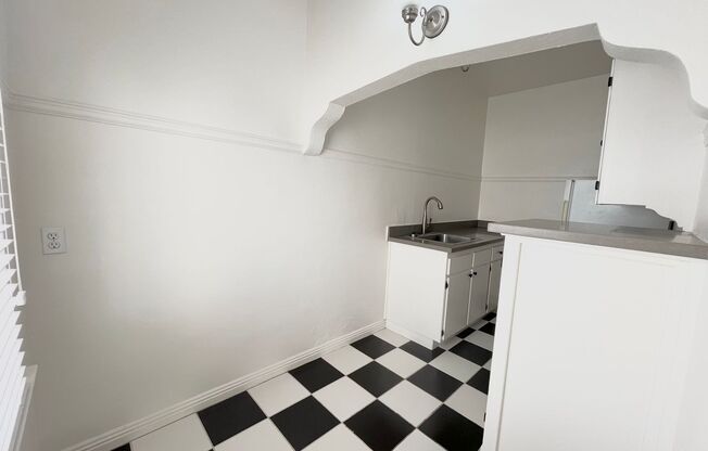 Studio, 1 bath, 250 sqft, $1,295, Unit 31