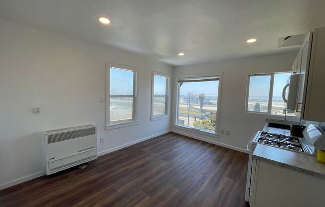 $500 OFF First Month's Rent! Remodeled 1BD in Mission Hills with Views of the San Diego Bay, NO Carpet, Onsite Laundry, and Lots of Natural Light!