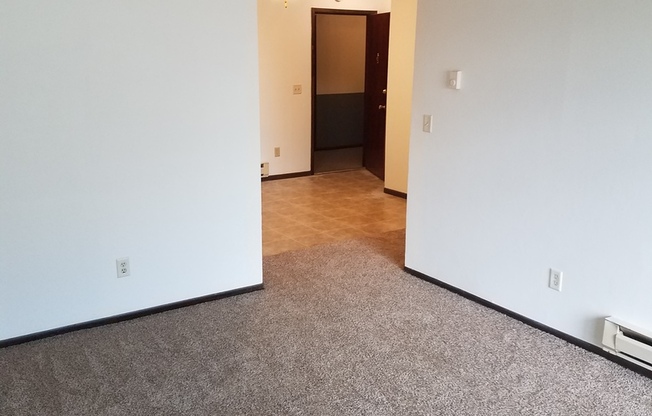 2 beds, 1 bath, $855, Unit 2F