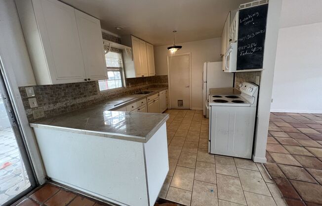 Annual Rental ** Newly Updated 2 Bed / 1.5 Bath Single Family - Tile Floor / Oversized Lanai ** $1,595