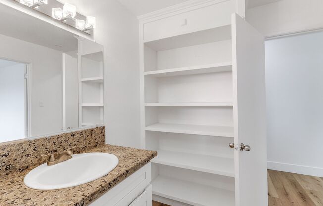 2 beds, 1 bath, 870 sqft, $1,595, Unit 32