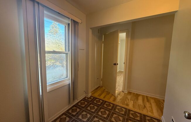 2 Bedroom Unit available in Highland Park!