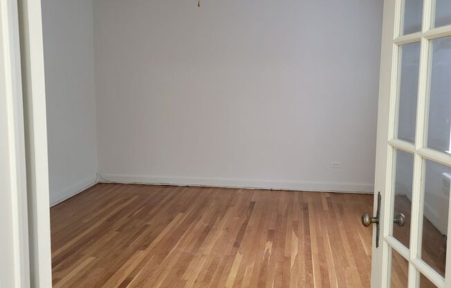 2 beds, 1 bath, 927 sqft, $1,530, Unit 00 - 21442D