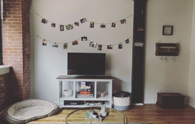 1 bed, 1 bath, 812 sqft, $1,400, Unit 211