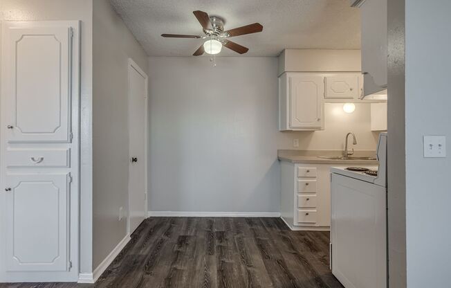 2 beds, 1 bath, 800 sqft, $980, Unit 5901-201