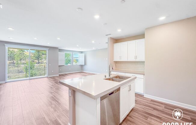 2BD/2BA home in Mira Mesa with Private Balcony, Pool & 2-Car Garage