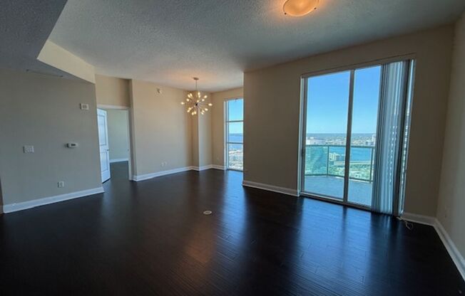 Breathtaking Views from the 35th Floor!