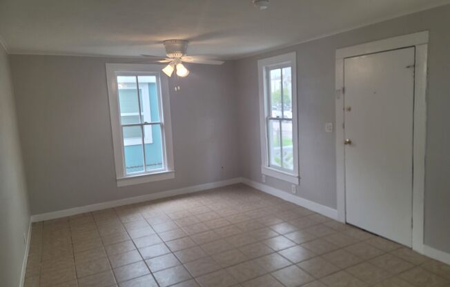 Single family home - 3 bedrooms - Recently Renovated