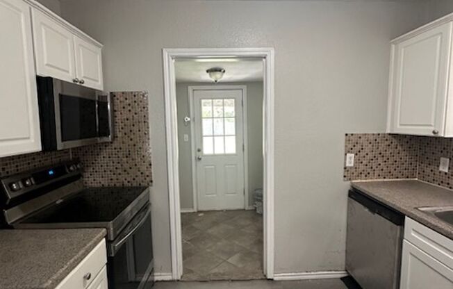 2 beds, 1 bath, $1,095