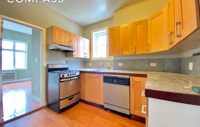 3 beds, $3,200, Unit 4