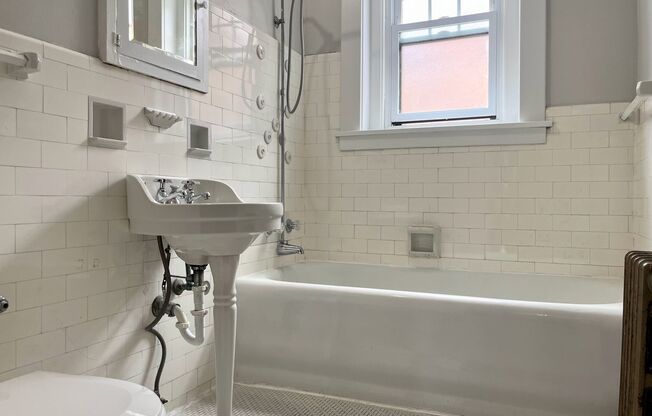2 beds, 1 bath, $1,325, Unit 18D