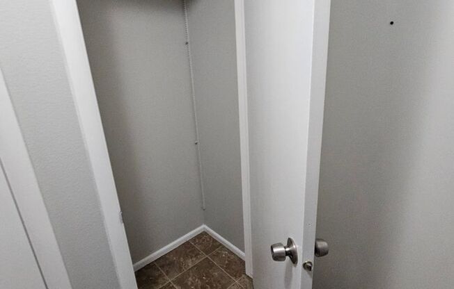2 beds, 1 bath, 864 sqft, $1,195, Unit Unit 33