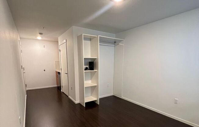 Studio, 1 bath, 175 sqft, $1,350, Unit 2200