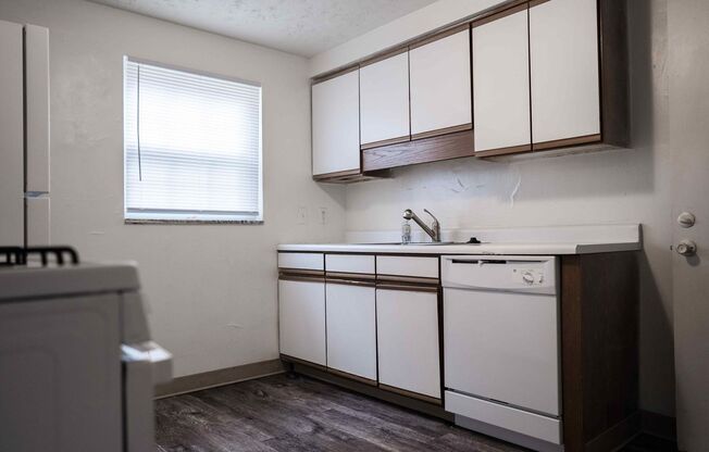 2 beds, 1 bath, 995 sqft, $1,299, Unit I136
