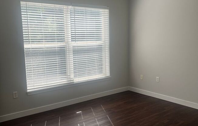 2 beds, 1 bath, $2,300, Unit # 220