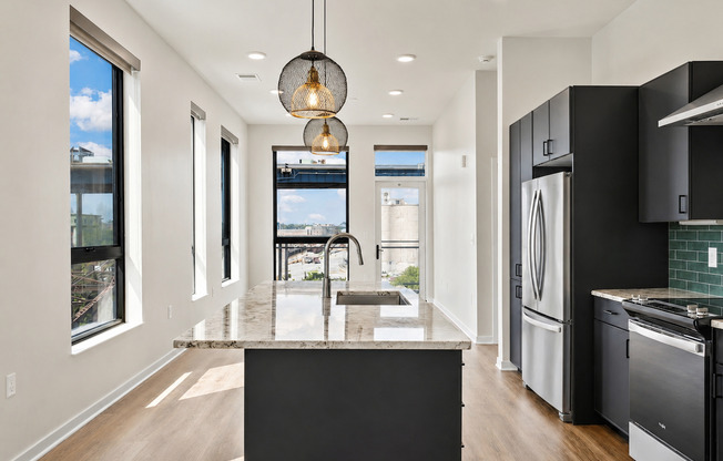 2 beds, 1 bath, 983 sqft, $2,875, Unit 412