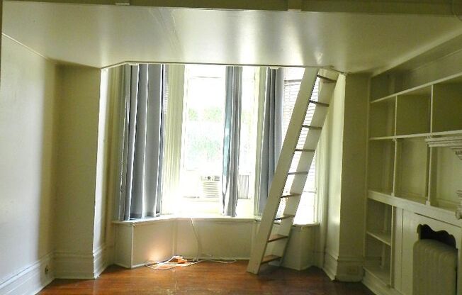 Modern Studio w/ Bay Windows & Sleeping Loft!*Available July*