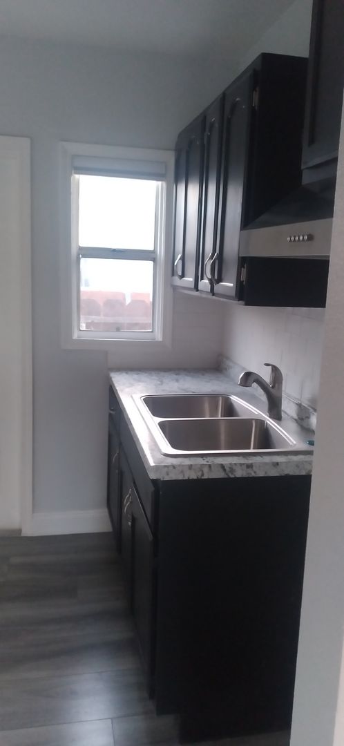 Studio, 1 bath, 500 sqft, $1,395, Unit 5