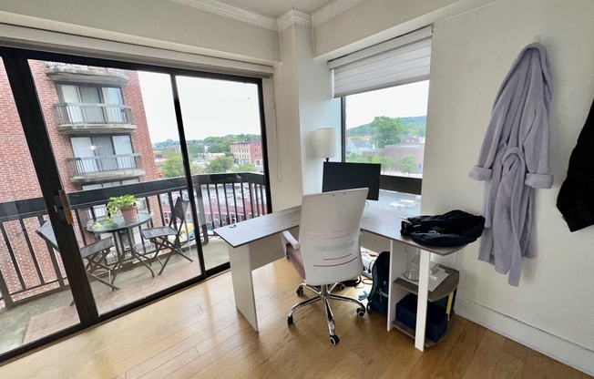 3 beds, 1.5 baths, 900 sqft, $4,650, Unit 608