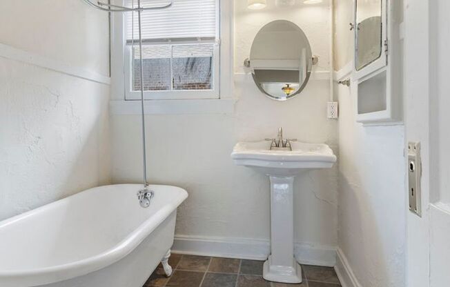 3 beds, 1.5 baths, 1,410 sqft, $1,300, Unit 3