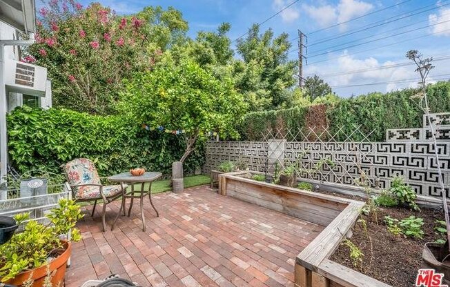 1225 N HOLLYWOOD WAY