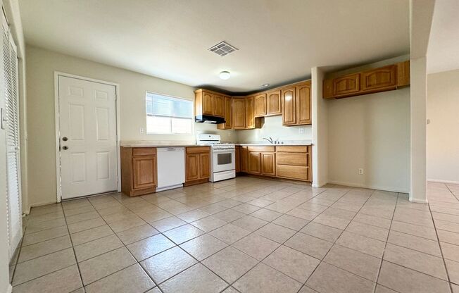 AVAILABLE NOW!!! 3 Bedroom 2 Bathroom Duplex in Indio!