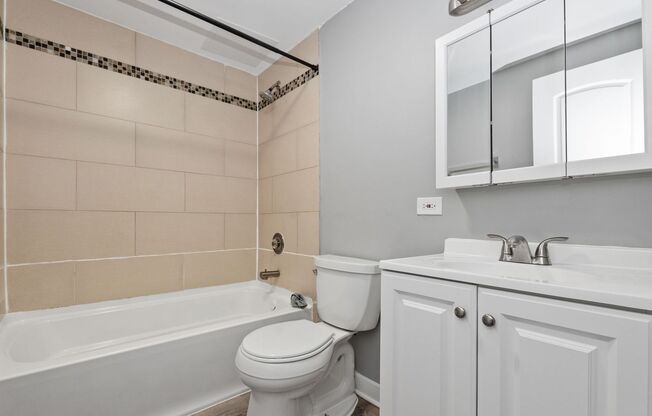 3 beds, 1 bath, $1,595, Unit 6156-1C