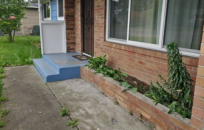 South Tacoma Rambler - 3 bedroom 1 bathroom plus Bonus room, Covered patio & Fenced yard. Available NOW!!