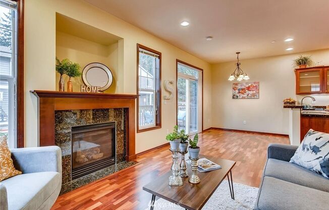 Large 3 Bedroom Townhouse - Bothell!