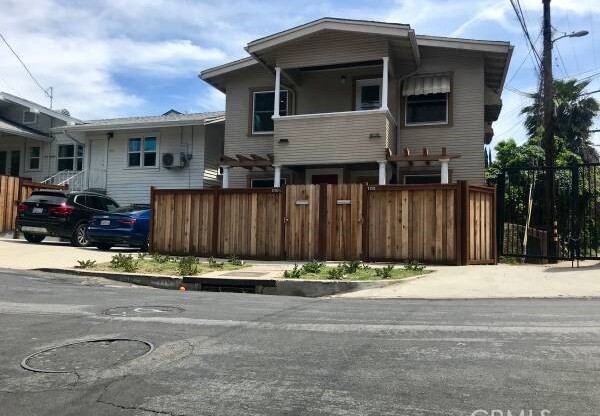 1110 N BENTON WAY