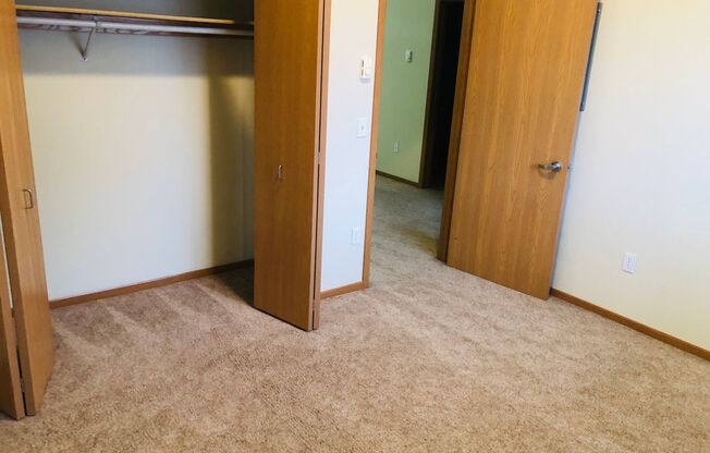 2 beds, 1 bath, $795, Unit A