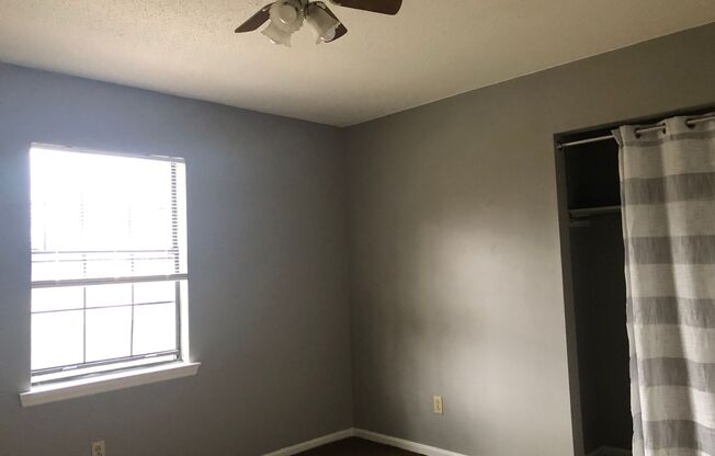 2 beds, 1 bath, 1,081 sqft, $1,300