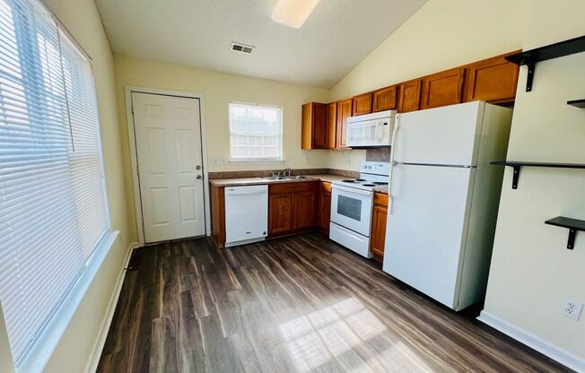 2 beds, 1 bath, $1,295