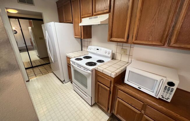 Spacious 2 bed 1.5 bath Condo in San Leandro Minutes from Bart and shopping. Must see!