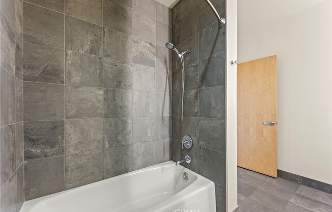 1 bed, 1 bath, 990 sqft, $3,900