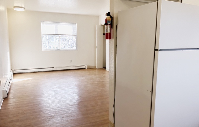 2 beds, 1 bath, $1,300, Unit 04