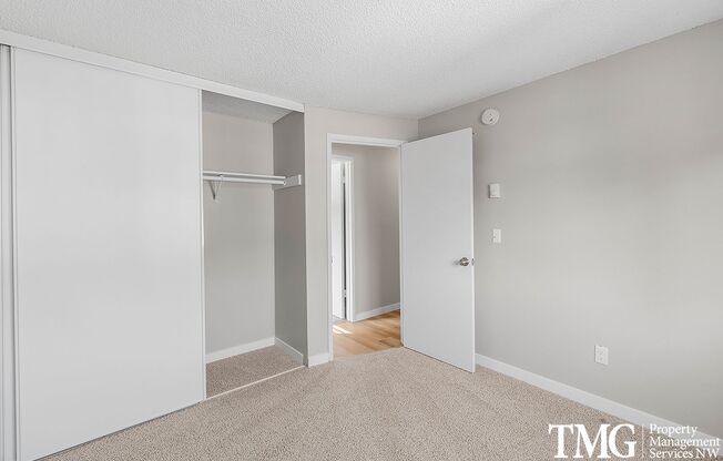 3 beds, 1 bath, 943 sqft, $1,550, Unit 37