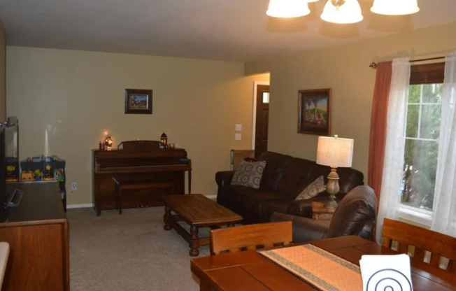 3 beds, 2 baths, $1,800, Unit Unit B