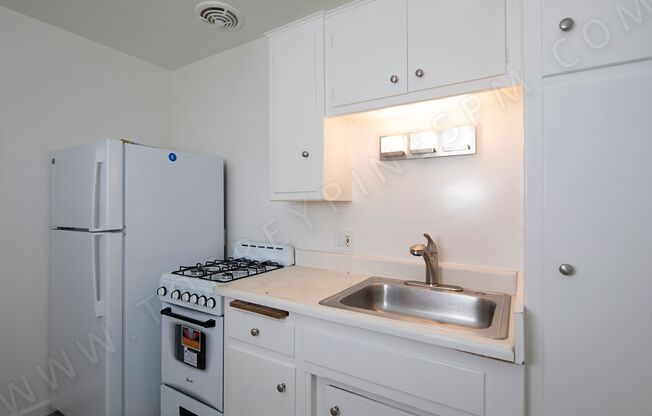 *OPEN HOUSE: 5/10 1:30-2:30PM* Studio with Parking in Pacific Beach!