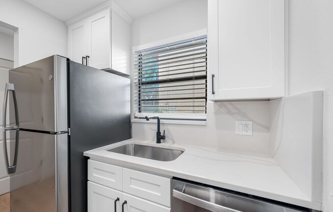 HUGE Renovated Townhome - Private Laundry & Pool
