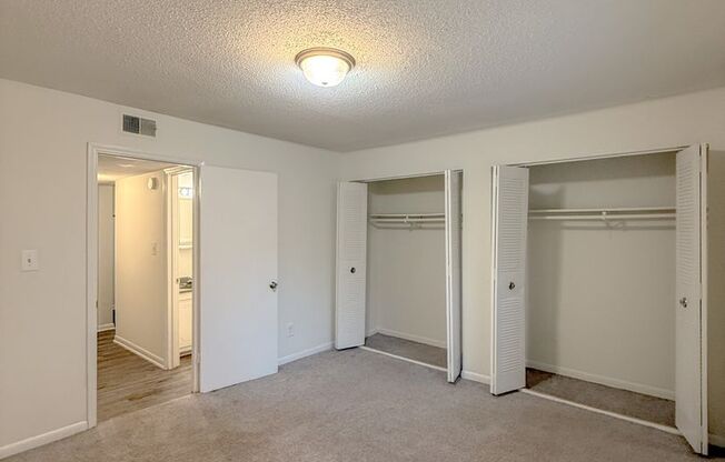 2 beds, 1 bath, 800 sqft, $1,015, Unit J3