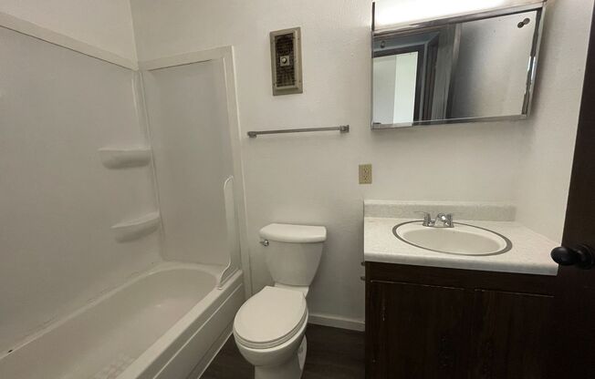 2 beds, 1 bath, 660 sqft, $555, Unit Unit 4B