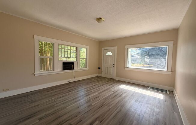 Beautifully Updated 2BD/1BA Home / 2 Weeks Free Rent Credit upon approval and move in!!