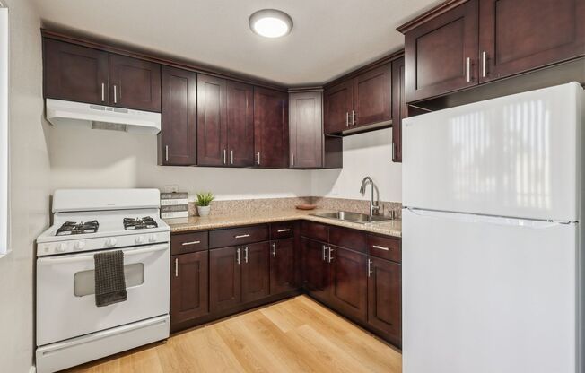 2 beds, 1 bath, 700 sqft, $2,128, Unit 545-1001