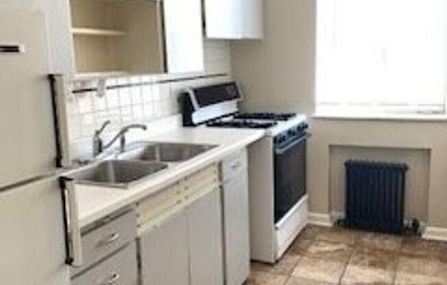 2 beds, 1 bath, $1,600, Unit 35