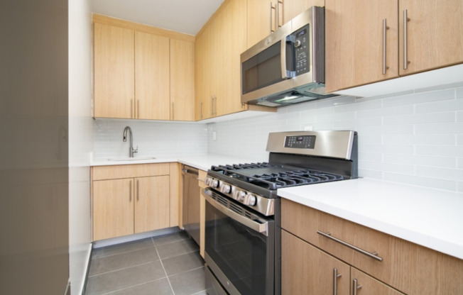 419 W 52 ST