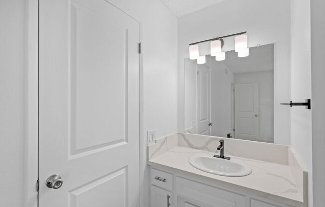 2 beds, 1 bath, 880 sqft, $1,750, Unit 242