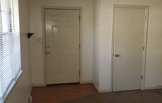 3 beds, 1 bath, 1,285 sqft, $925, Unit Unit B