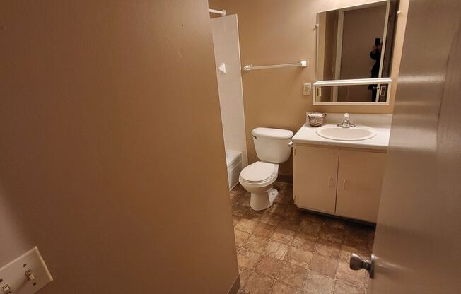 1 bed, 1 bath, 850 sqft, $950, Unit 9-923